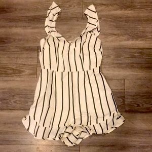 Darling lined linen romper with zipper in back